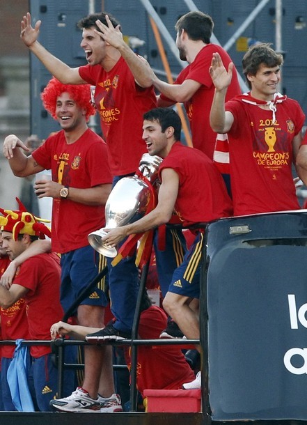 Các chàng trai tuyển Tây Ban Nha nhận được sự chào đón không thể nồng hậu hơn của NHM nước nhà